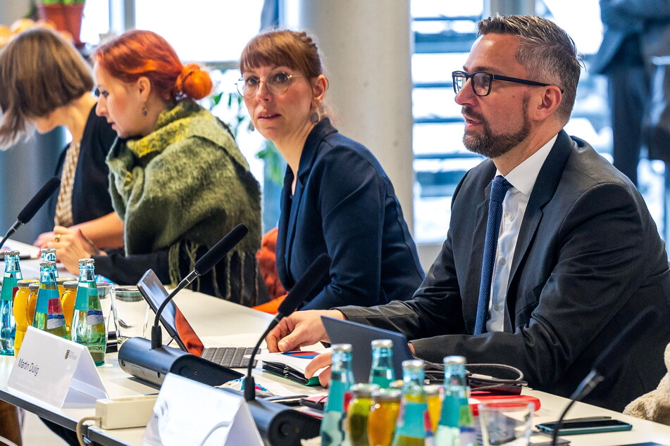 Gruppen- statt Einzelleistung: Digitalminister Martin Dulig (48, SPD, v.r.n.l.) mit Justizministerin Katja Meier (43) und Fraktions-Chefin Franziska Schubert (40, beide Grüne)