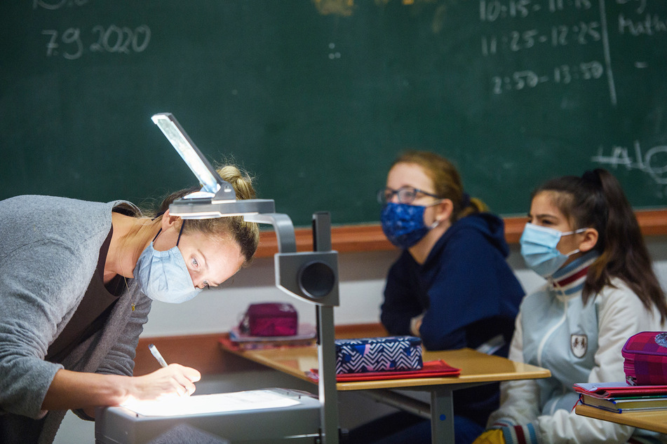 Maskenpflicht gilt in den ersten beiden Wochen und bei einer stabilen Inzidenz ab 35. Ausgenommen sind Grund- und Förderschüler.