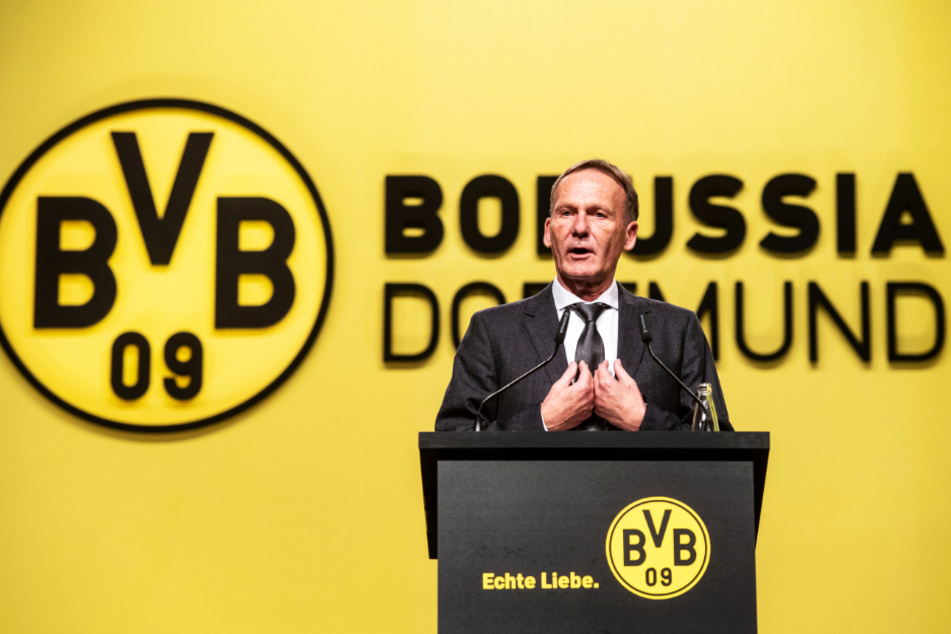 BVB-Geschäftsführer Hans-Joachim Watzke (61) sprang Coach Lucien Favre zur Seite.