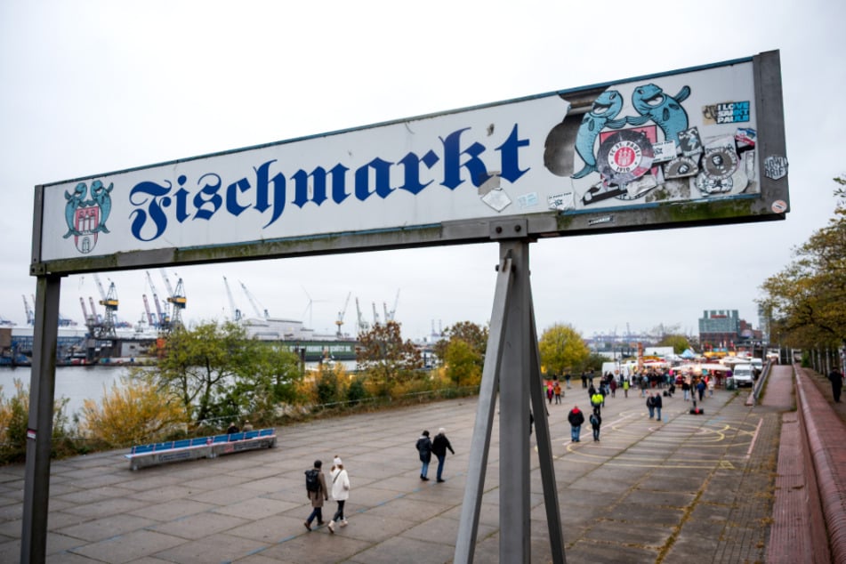 Der traditionelle Hamburger Fischmarkt findet trotz der Hitze am Sonntag wie gewohnt statt - den frühen Öffnungszeiten sei Dank.