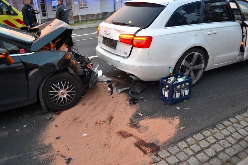 Die Feuerwehr kümmerte sich um auslaufende Betriebsstoffe.