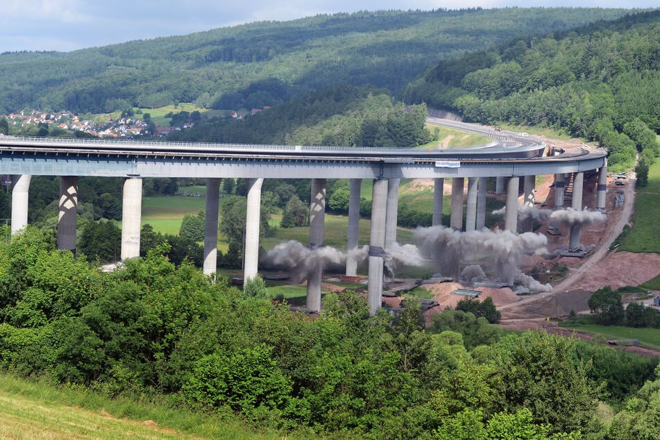 Die Sinntalbrücke der A7 bei Bad Brückenau musste 2013 mit knapp 200 Kilogramm Sprengstoff zu Fall gebracht werden.