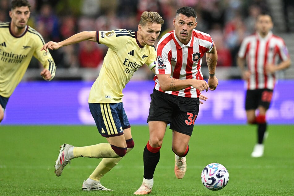 Granit Xhaka (33, r.) spielt seit Sommer 2025 beim AFC Sunderland. Zum Zeitpunkt des mutmaßlichen Zertifikatkaufs 2022 kickte er noch für den FC Arsenal.