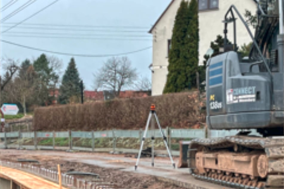 Einsatz modernster Technik auf Baustellen mit Baggern und Maschinen für effiziente Arbeitsabläufe.