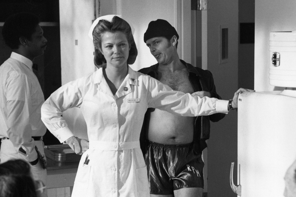An der Seite von Jack Nicholson (85, r.) faszinierte Louise Fletcher (†88) zahlreiche Filmfans mit ihrer Rolle als Schwester Ratched. Viele behaupten es habe davor wie danach nie einen besseren Bösewicht gegeben. (Archivbild)