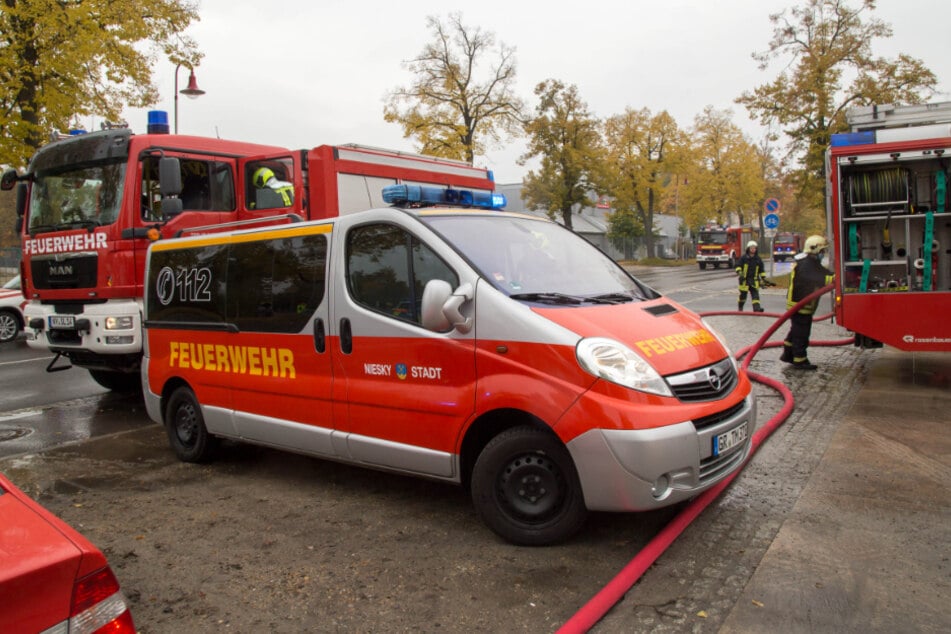 Zahlreiche Rettungskräfte kamen zu dem Einsatz, verhinderten so Schlimmeres.