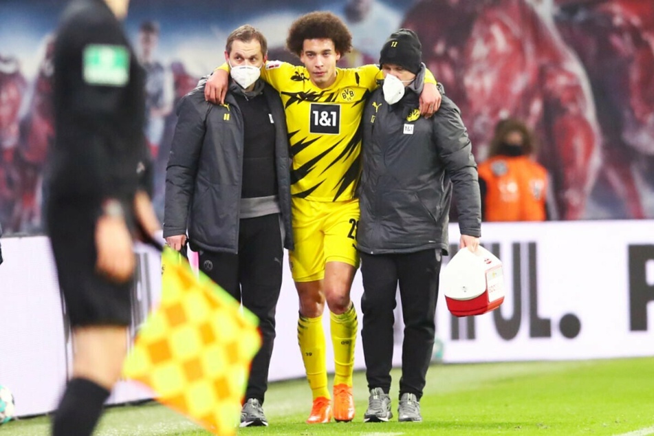 Nach einer halben Stunde war die Partie für Dortmunds Axel Witsel gelaufen. Er blieb im Rasen hängen, verletzte sich und musste gestützt vom Feld.