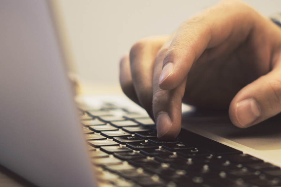Ein anonymer Verfasser hat mindestens zwei E-Mails mit identischem Inhalt an insgesamt 15 Adressaten geschickt. (Symbolbild)