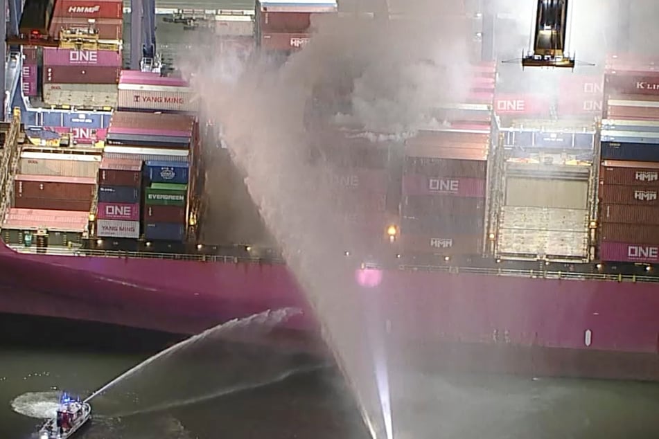 Die Löscharbeiten gehen nur schleppend voran.