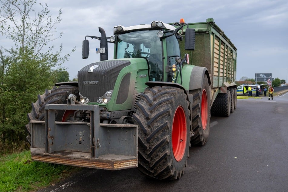 Mit seinem Traktor zog Dambach den Truck von dem Auflieger weg, um ihn anschließend mit anderen Personen zu löschen.
