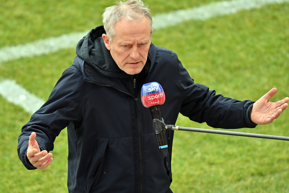 Rot-Grün-Schwäche? Dann wird eben das Trikot getauscht. Freiburg-Coach Christian Streich (55) erklärt den Wechsel der Spielfarben.