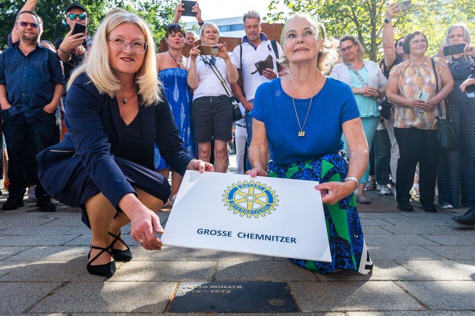 Silke Hüsing (Rotary Club, l.), und Gabriele Seyfert (75), Tochter der verstorbenen Eiskunstlauftrainerin Jutta Müller, enthüllen die Platte.