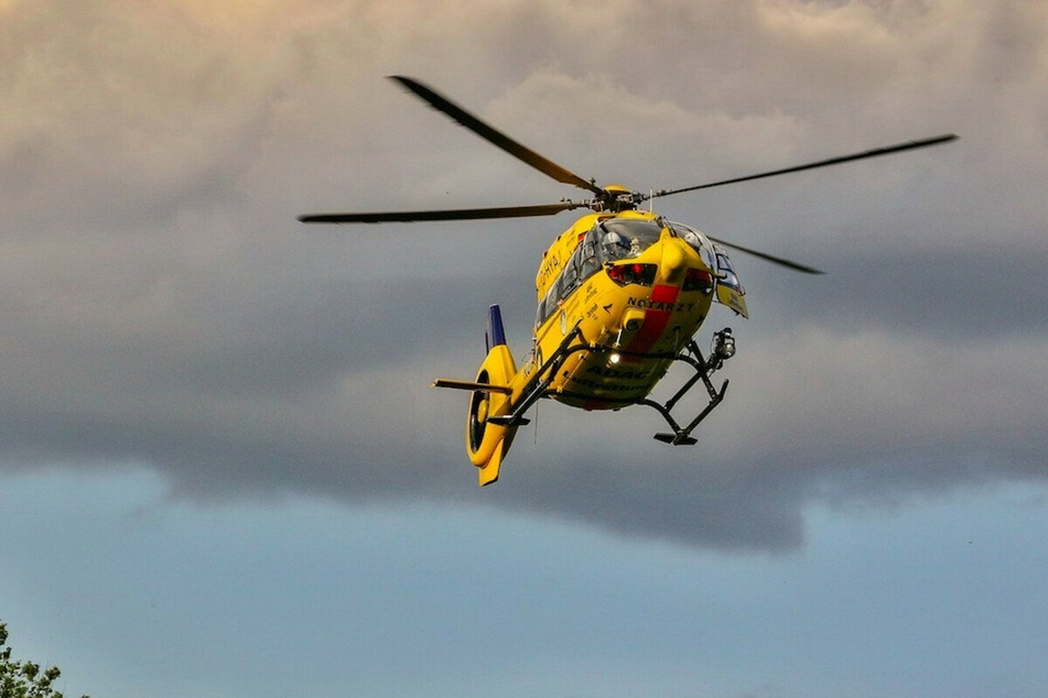 Mit einem Hubschrauber wurde die 47-Jährige in ein Krankenhaus gebracht. (Symbolbild)