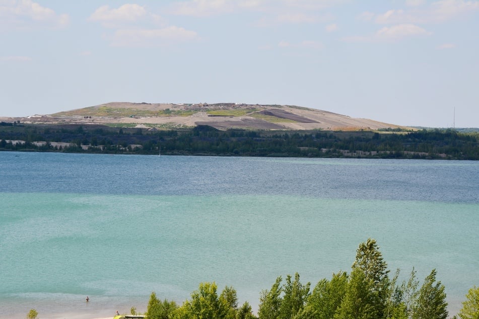 Der Störmthaler See mit der Zentraldeponie Cröbern. (Archivbild)