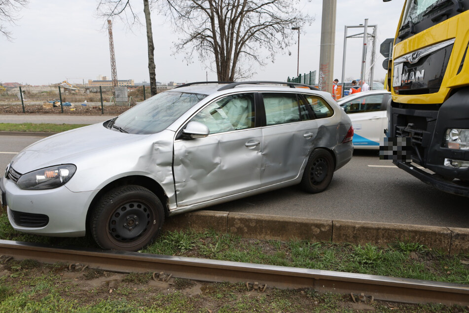 Bilder des Crash zeigen jedoch Schäden sowohl am VW als auch am Lkw. War es zu einer Kollision zwischen beiden Fahrzeugen gekommen?