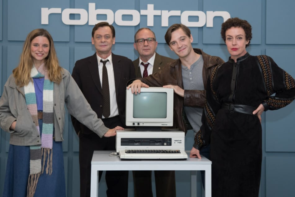 v.l.n.r.: Die Schauspieler Svenja Jung (27), Sylvester Groth (62), Uwe Preuss (59), Jonas Nay (30) und Maria Schrader (54) bei Dreharbeiten zur Fernsehserie "Deutschland 89".