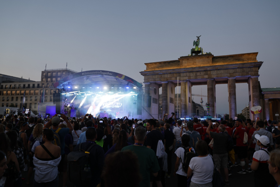 Am 25. Juni fand die Abschlussfeier des Sportevents Special Olympics, World Games, am Brandenburger Tor statt. Die Veranstaltung fand das erste Mal in Deutschland statt.