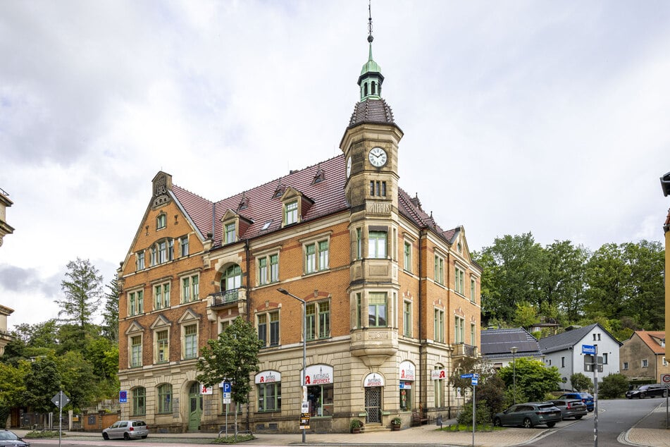 Das Gebäude ist auch denkmalgeschützt.