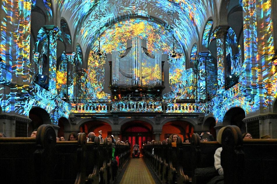 Beeindruckende Projektionen zeichnen sich an den Kirchenwänden ab.