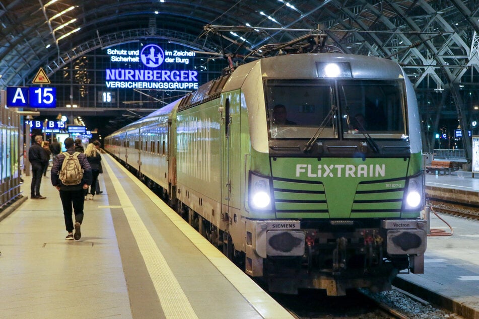 Ein Flixtrain im Leipziger Hauptbahnhof. Hier ist am Samstag ein Zug früher als ursprünglich geplant abgefahren. (Archivfoto)