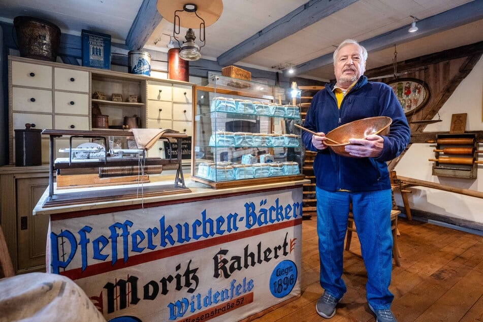 Johannes Heyder (78) vom Heimatverein kann in der nachgebauten Backstube von der Wildenfelser Pfefferkuchen-Tradition erzählen.