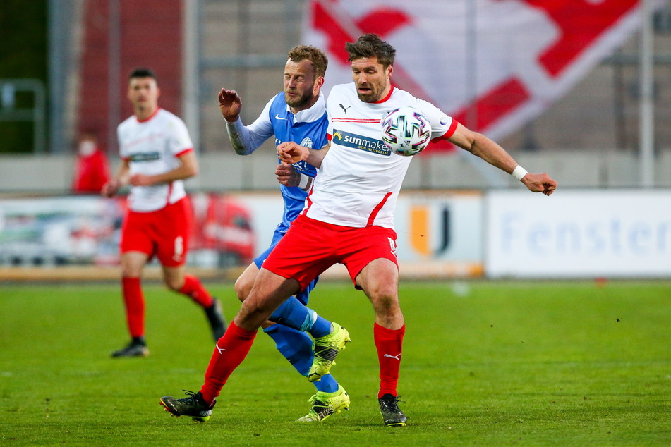 FSV-Sturmtank Ronny König (37) schirmt den Ball vorm Meppener Christoph Hemlein (30) ab.
