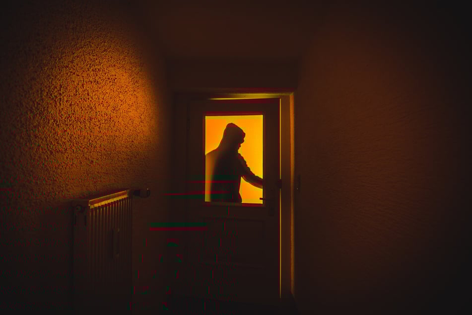 Der Besitzer des Hauses hielt den Einbrecher fest bis die Polizei ihn mitnahm. (Symbolbild)