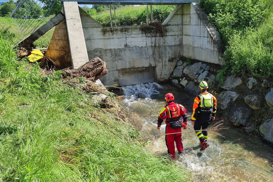 In einem Flussbett suchten Rettungskräfte nach einem Mann. Am Freitag wurde die Leiche geborgen.