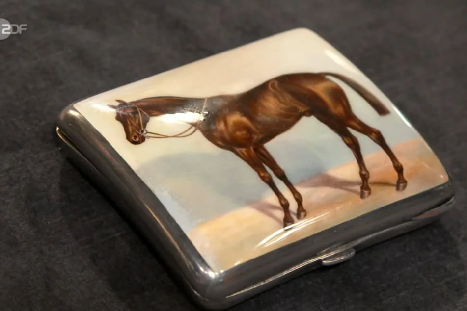 Das silberne Zigarettenetui mit Pferdemotiv stammt aus den 1920er- bis 1930er-Jahren und soll laut Expertise bis zu 800 Euro wert sein.