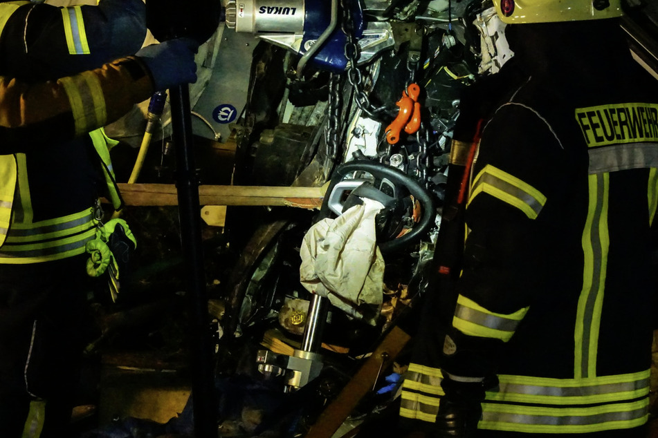 Die Rettungskräfte konnten den schwer verletzen Fahrer (32) aus seinem Iveco-Kleintransporter befreien.