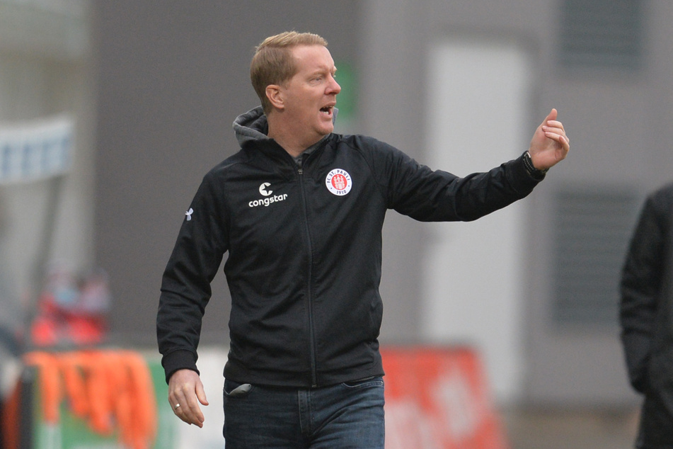 Viele Fans können die Entscheidung von FC St. Pauli-Trainer Timo Schultz (43), Stammtorwart Robin Himmelmann (31) zu degradieren, nicht nachvollziehen.