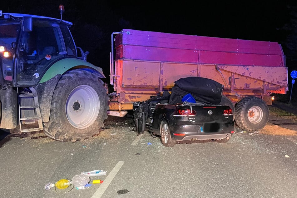 Auto bei Unfall unter Traktor eingeklemmt: Fahrer (†69) stirbt