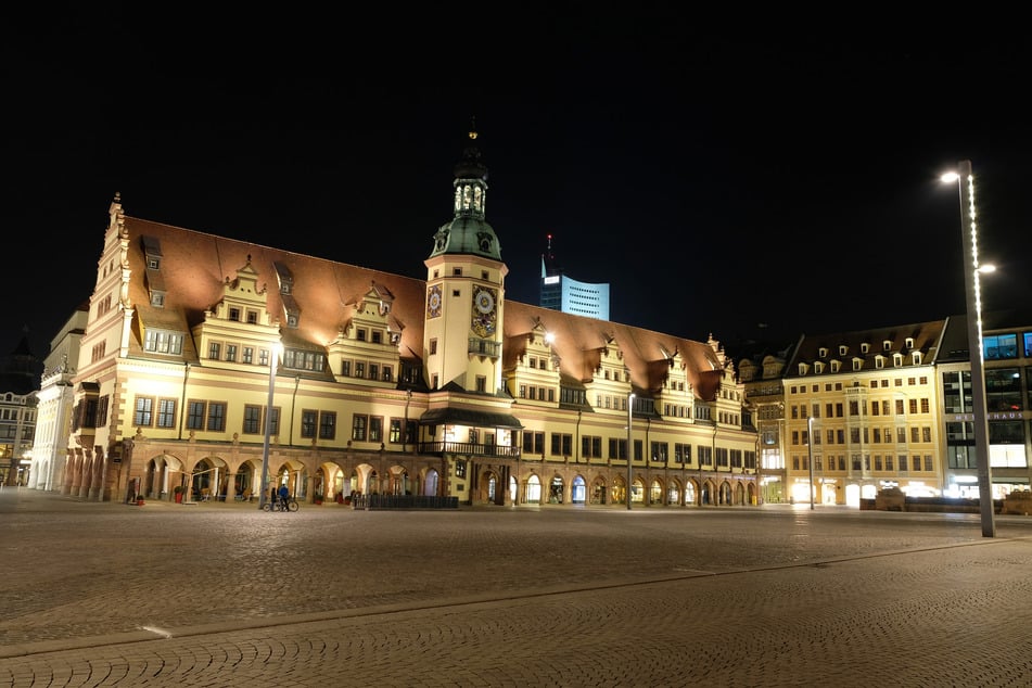 Normalerweise strahlt das alte Rathaus am Markt die ganze Nacht in einem schönen Licht. (Archivbild)