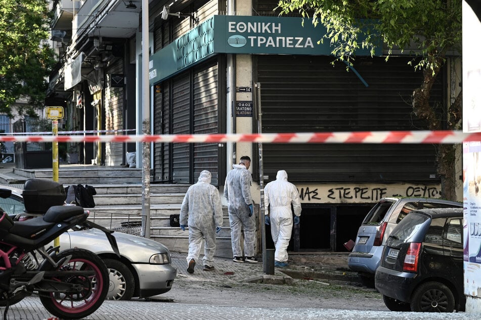 Ermittler der örtlichen Polizei sichern derzeit Spuren am Explosionsort.