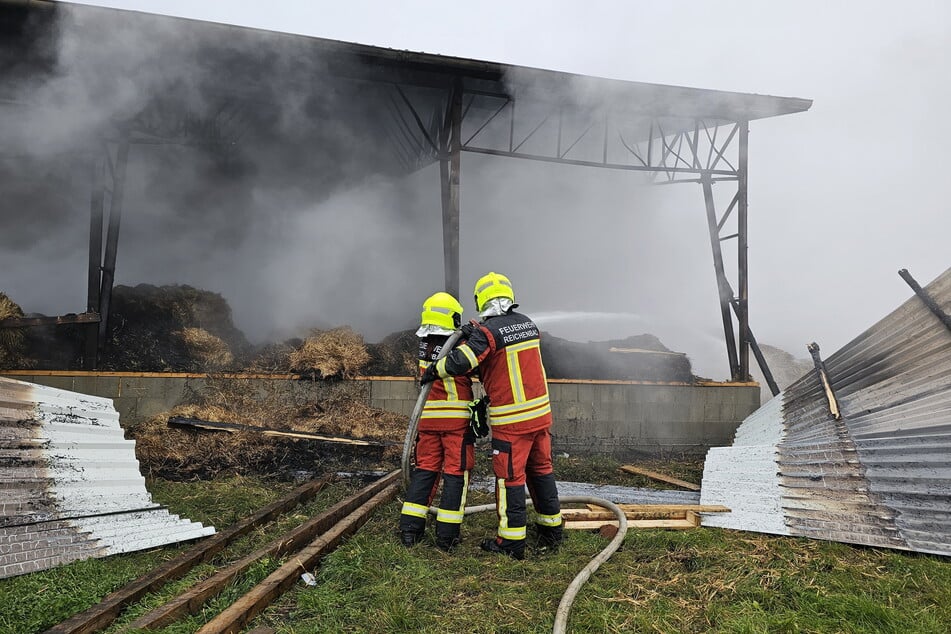 In Neumark wurde die Lagerhalle eines Agrarbetriebs abgefackelt.