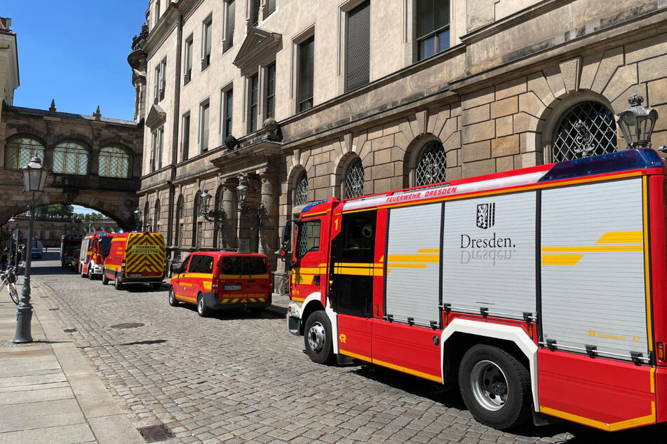 Vor dem Schloss in Dresden kam es zu einem großen Aufgebot an Feuerwehrleuten.