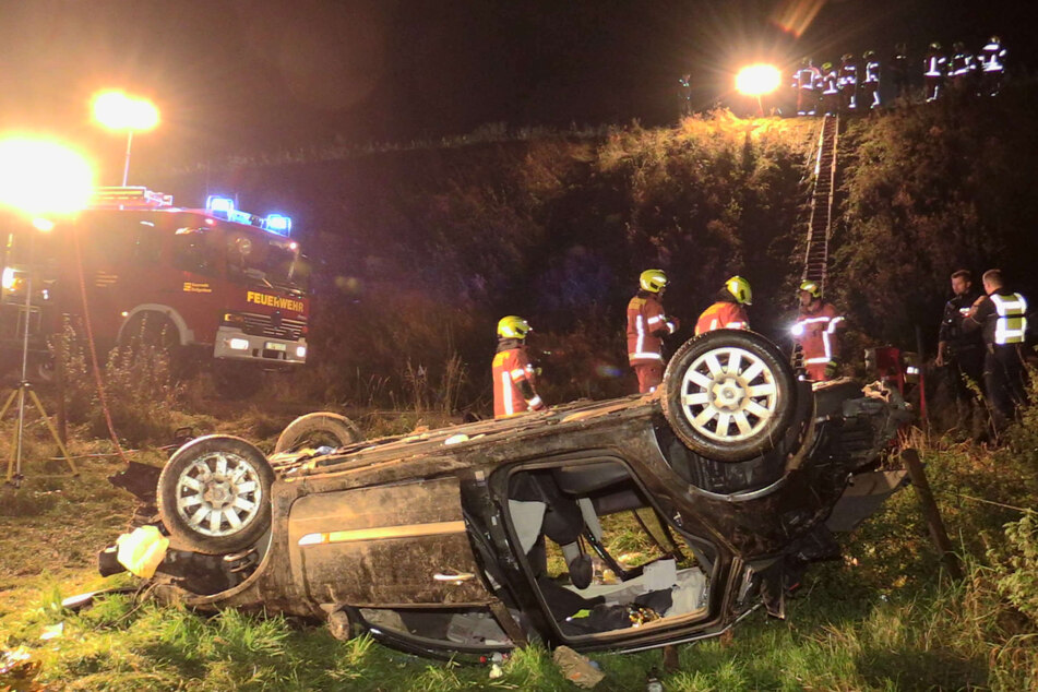 Der Wagen wurde bei dem Unfall an der A44 bei Heiligenhaus (Kreis Mettmann) völlig demoliert. Der Fahrer kam verletzt in eine Klinik.