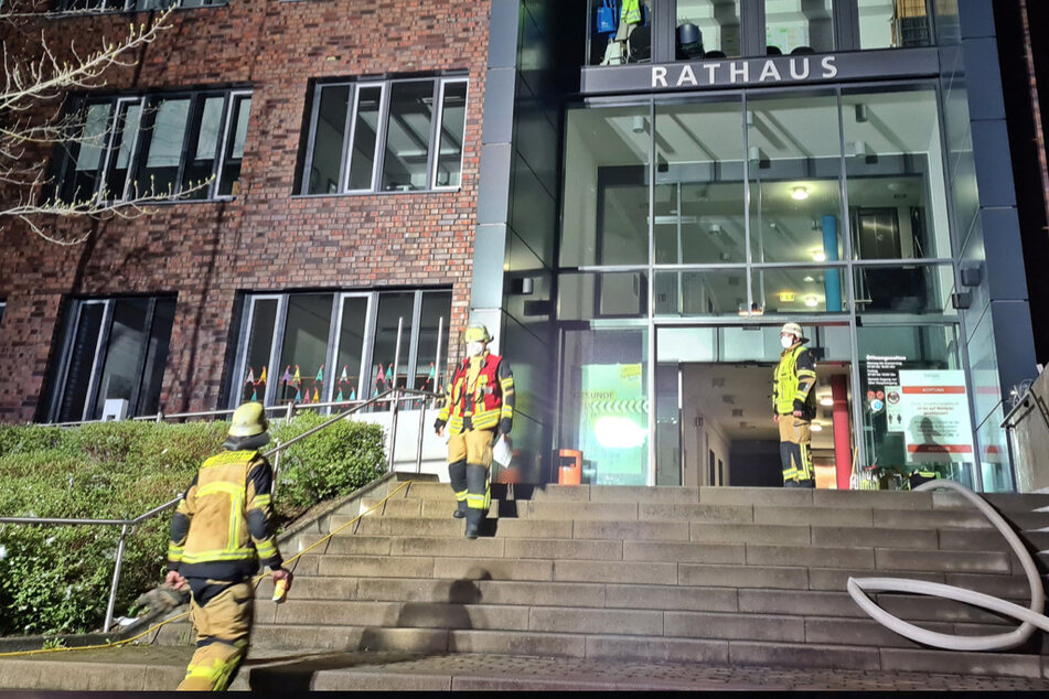 Kameraden der Feuerwehr Solingen löschten den Brand im Rathaus.