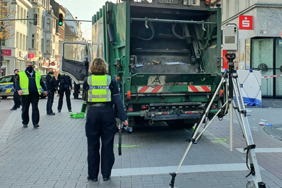 Die Seniorin wurde in Köln-Ehrenfeld von diesem Müll-Laster erfasst.