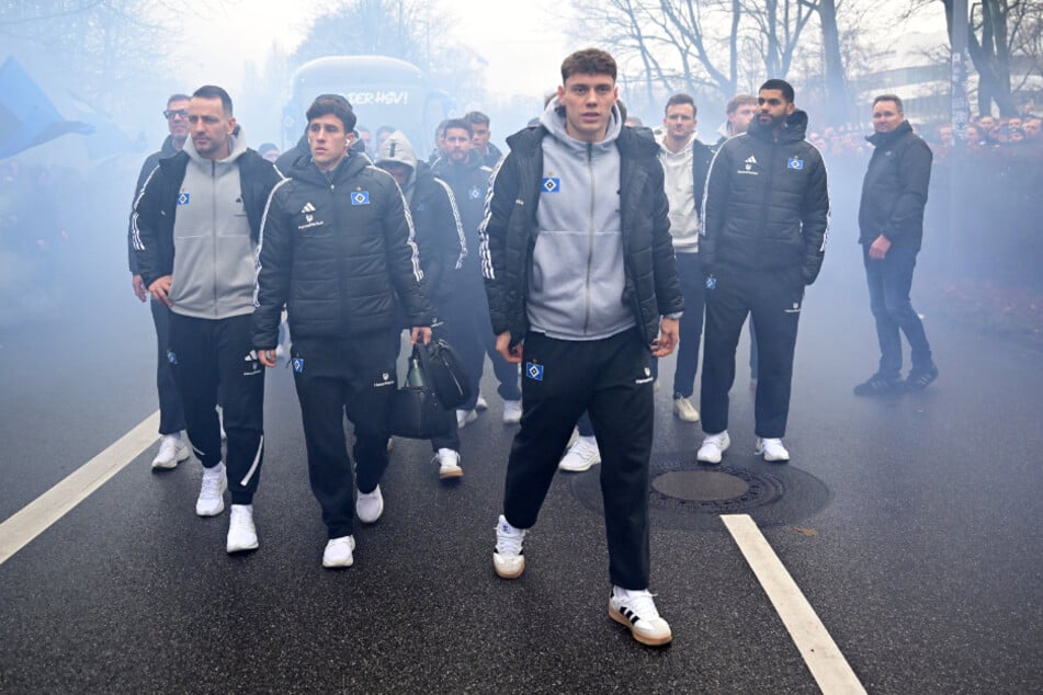 Die HSV-Spieler stiegen frühzeitig aus dem Bus aus und gingen die letzten Meter zum Stadion zu Fuß durch die ekstatischen Fans.