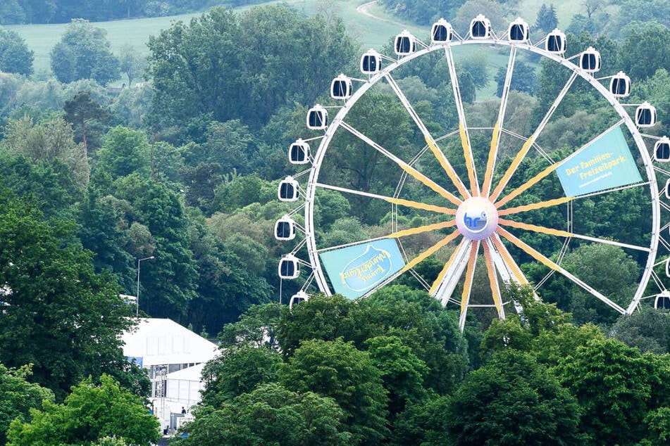 Ein Riesenrad dreht sich beim Hessentag in Fritzlar: Auf dem Landesfest ist am Samstag ein Besucher (†52) gestorben.