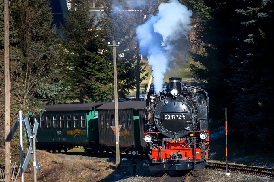 Die Fichtelbergbahn dampft zwischen Cranzahl und Oberwiesenthal.