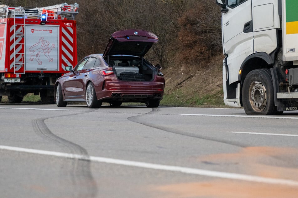 Unfall A4: Vollsperrung auf A4: Luxus-BMW kracht mit Lkw zusammen