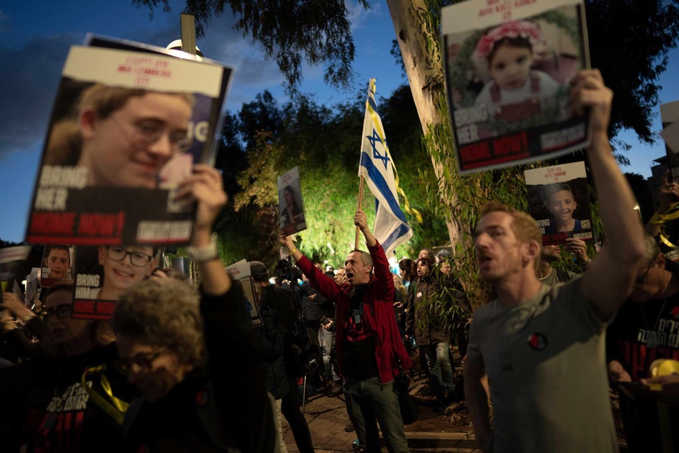 20.11.2023, Israel, Tel Aviv: Demonstranten, die die Rückkehr von 40 Kindern fordern, die zu den über 200 Geiseln gehören, die von der palästinensischen Terrororganisation Hamas festgehalten werden, protestieren vor Büros von Unicef. Foto: +++ dpa-Bildfunk +++