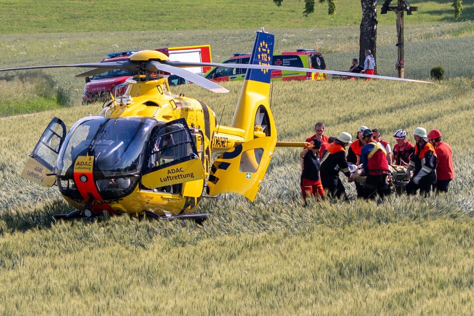 Der 51 Jahre alte Mann wurde mit einem Rettungshubschrauber zu einem Krankenhaus geflogen.