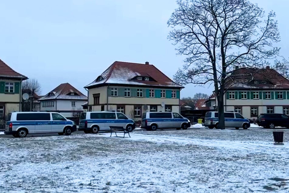 Großeinsätze sind in dieser Siedlung in Lauta mittlerweile nichts Ungewöhnliches mehr.