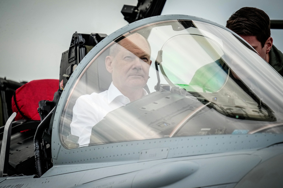 Olaf Scholz (65, SPD) setzte sich in den Pilotensitz eines Eurofighters.