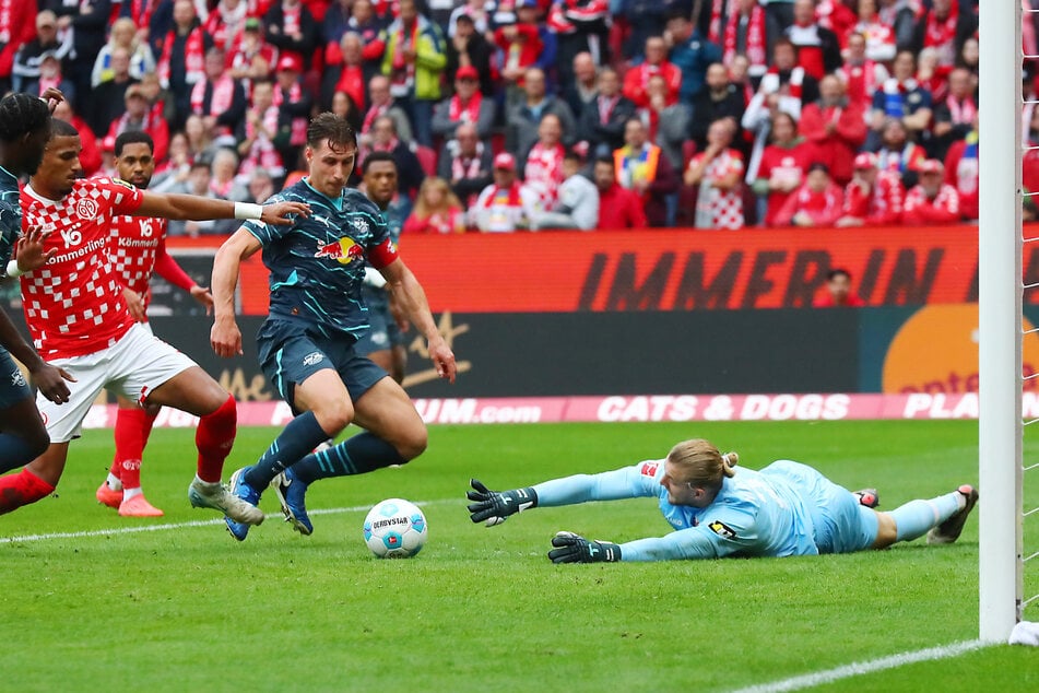 RB Leipzigs Willi Orban (M.) musste beim 2:0 nur noch einschieben, nachdem Robin Zentner (r.) nach vorne abgewehrt hatte.