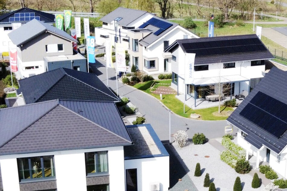 Mit dem Musterhaus.net Online-Solar-Rechner jetzt bis zu 30 Prozent beim Kaufpreis sparen und zusätzlich 19 Prozent Steuervorteil sichern.