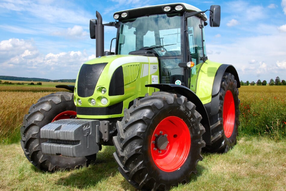Unbekannte klauten im Erzgebirge einen 80.000 Euro teuren Traktor. Dieser sollte zum Schulanfang Kinderaugen zum Leuchten bringen. (Symbolbild)